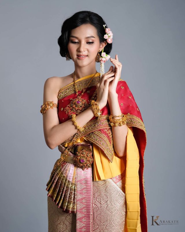 ชุดไทยเลียนอย่างโบราณ